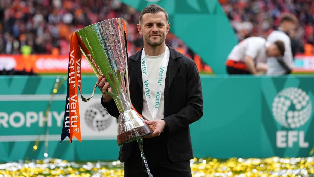Jack Wilshere soulève un trophée à Wembley à seulement 34 ans