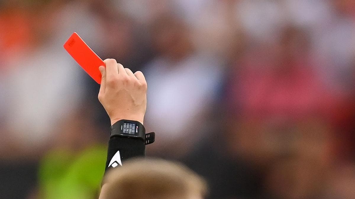 Un arbitre perd les pédales et balance un coup de pied à un supporter en Coupe du Pérou