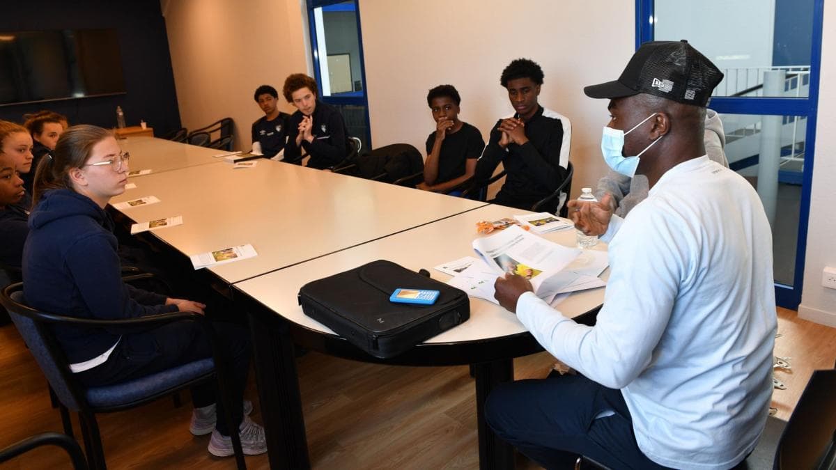 Freddy Dzokanga fait lire les jeunes talents du foot français