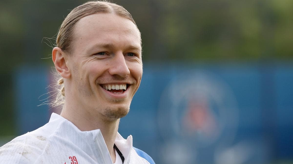Safonov à l'Elysée, le gardien du PSG gravit les marches du pouvoir