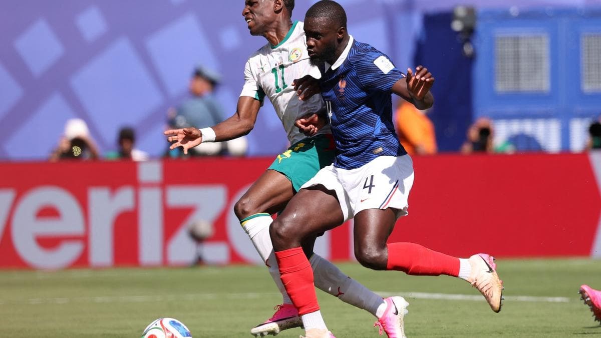 Upamecano salue Barcola, la France démarre en force au Mondial