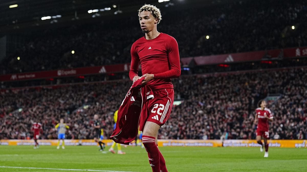 Hugo Ekitike sort sur civière face à Liverpool, le PSG tremble