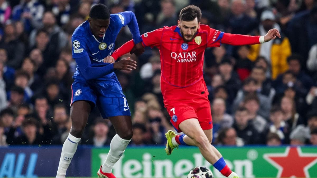 PSG écrase Chelsea 3-0 : Kvaratskhelia guide les Parisiens en quarts