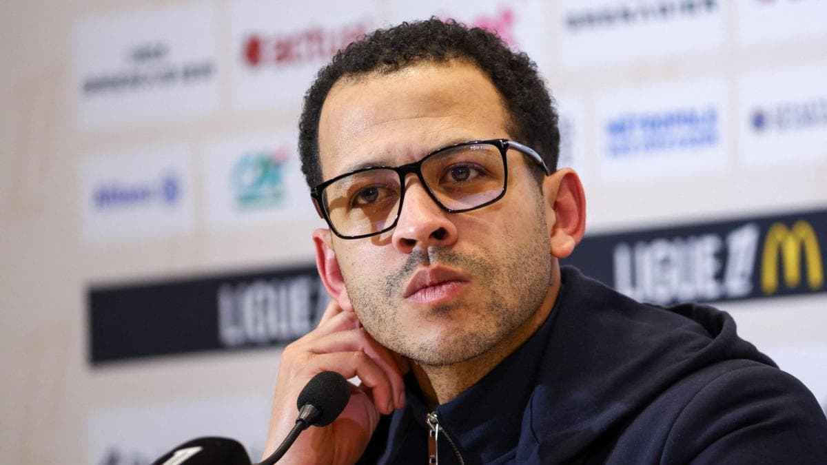 Paris FC scrute Liam Rosenior pendant que Kombouaré attend