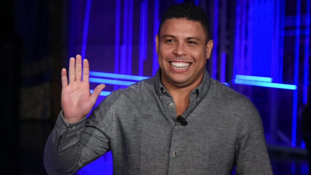 Ronaldo pousse Zidane vers le banc de la France