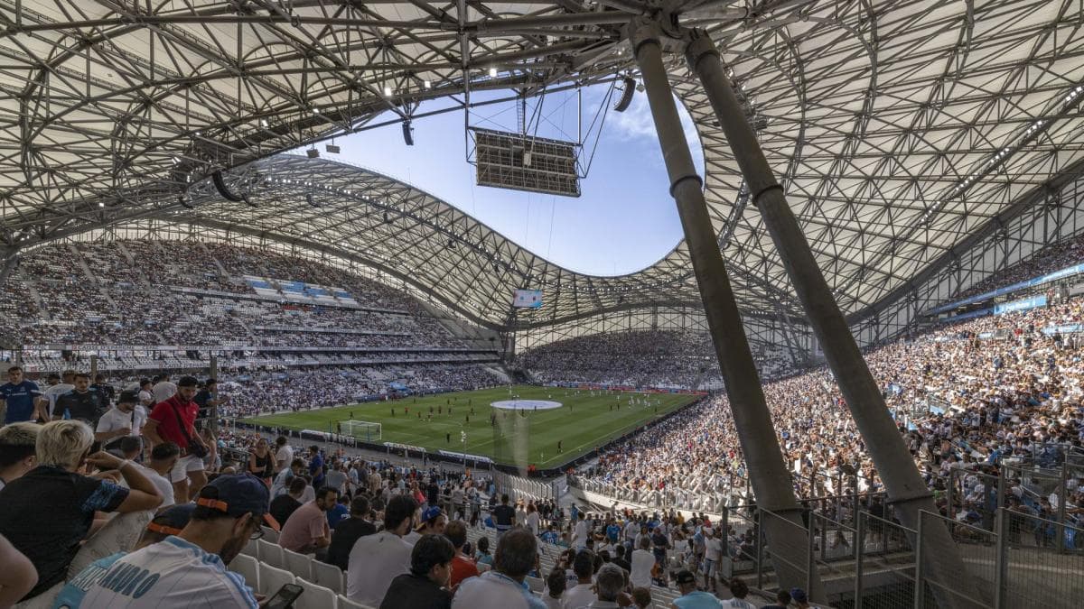 OM : banderole choc des ultras contre le club au Vélodrome