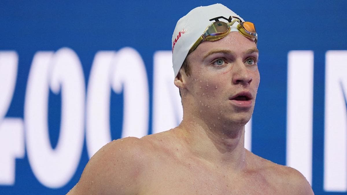 Léon Marchand rend visite aux Bleus lors de la trêve internationale