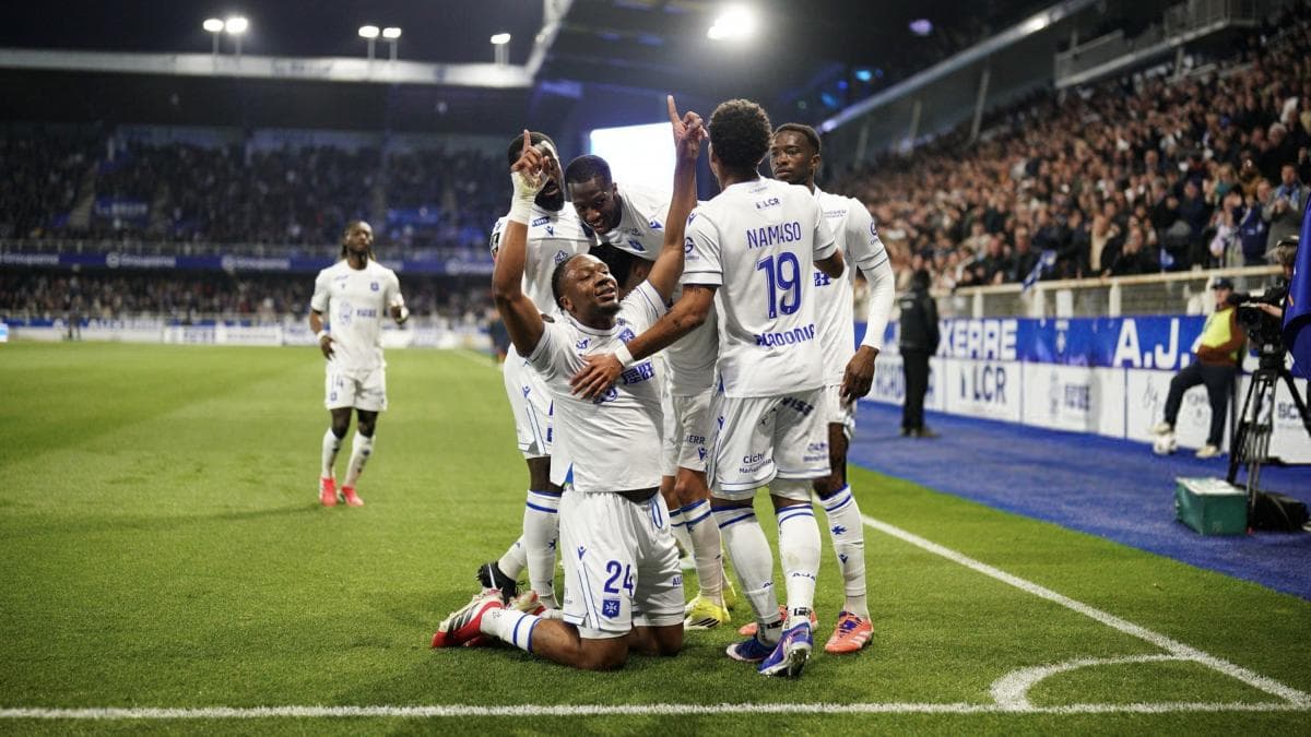 Auxerre domine Brest à 10 contre 11 et relance sa saison