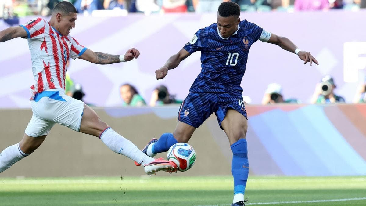 Deschamps défend Mbappé contre les critiques de maturité