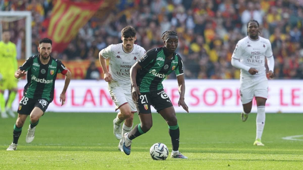 Lens écrase Metz et garde le PSG en ligne de mire