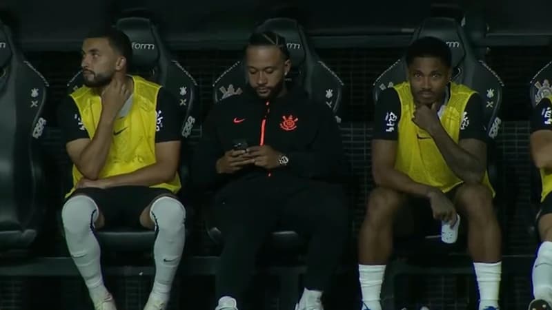 Memphis Depay surpris au téléphone sur le banc des Corinthians